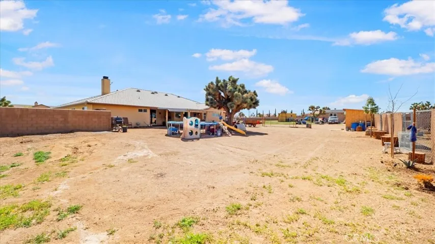 10686 Salem Avenue, Oak Hills, California 92344