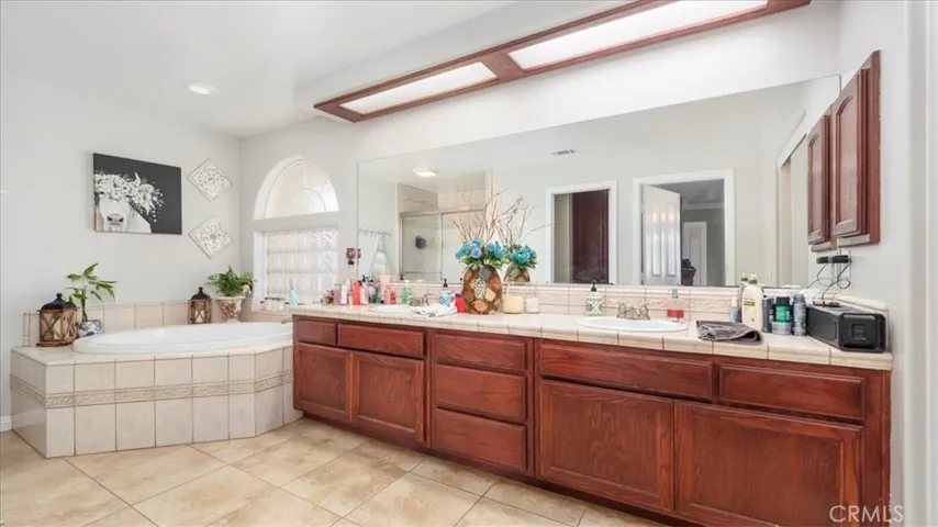 10686 Salem Avenue, Oak Hills, California 92344