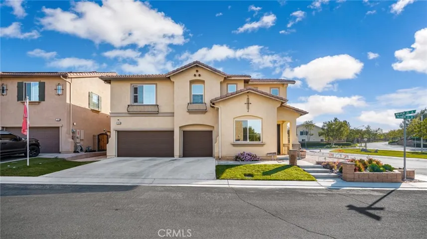 Corner lot beauty directly accross from the pool! A prime locastion inside Riverwalk Vista's gated community! This house is not only stunning, but an entertainers delight dream home with all of the extras to include a massive back yard patio with recessed lights and 2 ceiling fans, fruit tree, grass area, dog run, shed,  and a custom granite trimmed BBQ island with refrigerator and PALAPA! 3 car remote controlled garage!