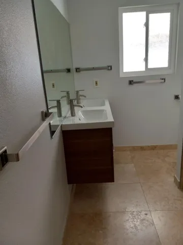 Master Bath (3)