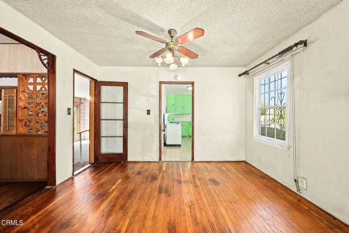 entry to kitchen
