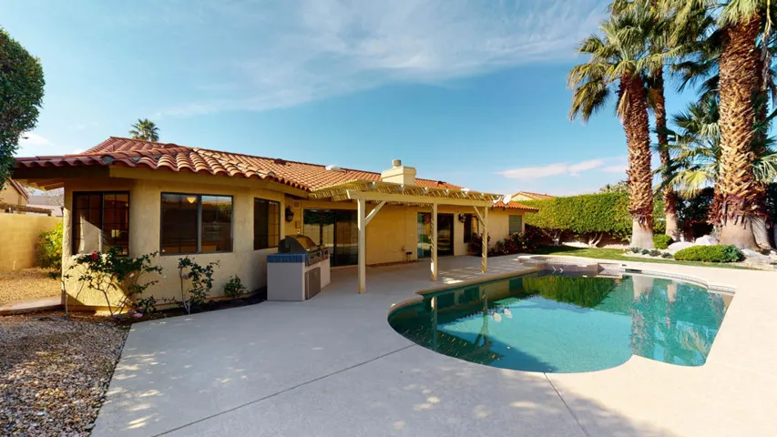 Private pool/yard