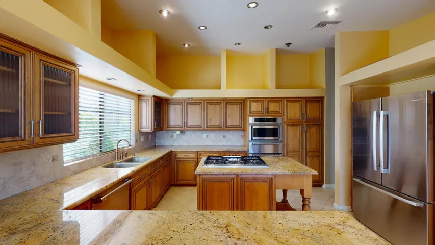 Spacious kitchen w/Breakfast Bar