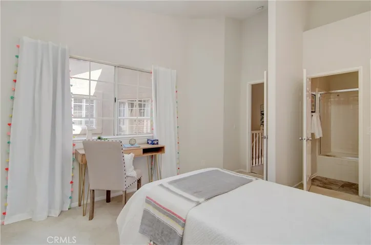 What a great room for guests, kids or roommates.
