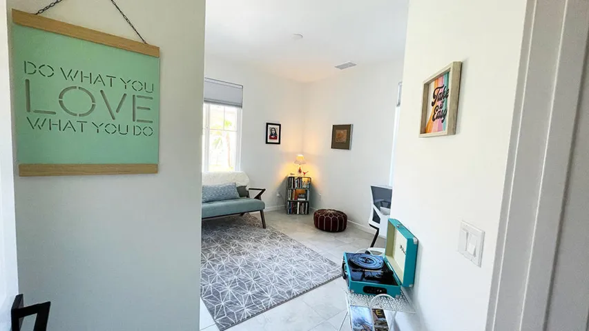 Guest bedroom 2 or perfect office