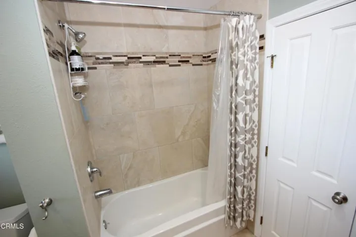 Shower-Tub in Guest Bathroom