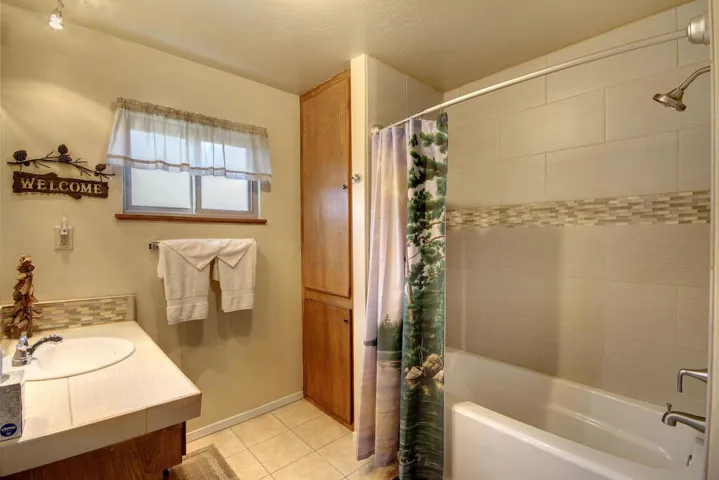 upper-bathroom-1_52017176137_o