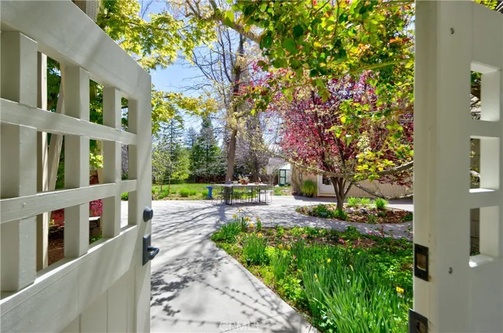 28216 N Shore Road, Lake Arrowhead, California 92352