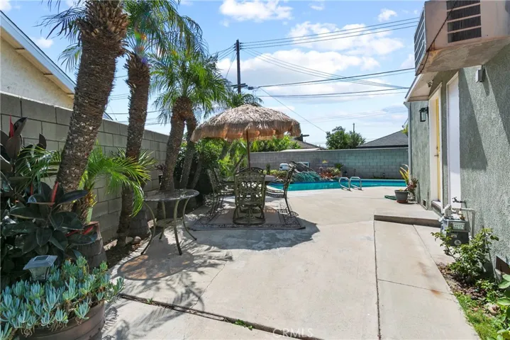 Large side yard has door into kitchen and is perfect for BBQ area...or build your dream outdoor kitchen.