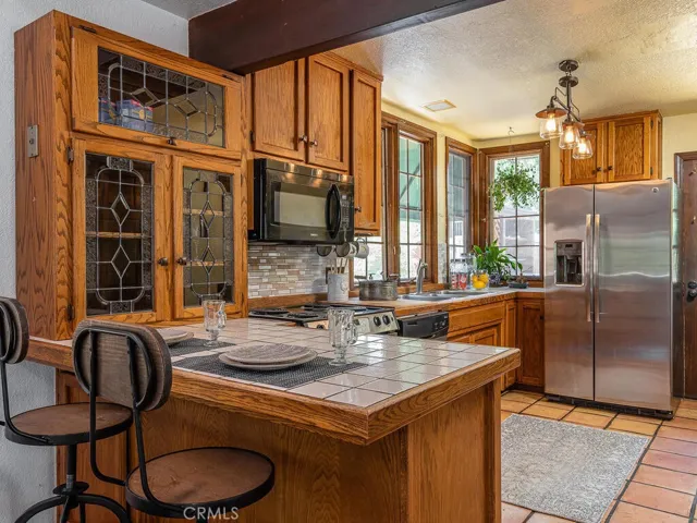 Breakfast Bar and Kitchen