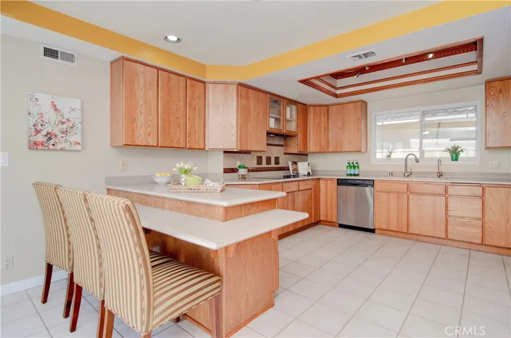 There is a lot of cabinetry and prep space here...multiple cooks can work together...plus breakfast bar keeps "supervisors" out of the way.