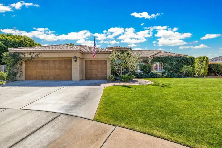 palo circle - front of house with flag