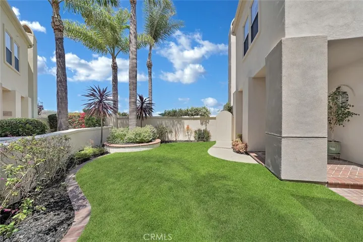 Beautiful front yard with artificial turf.