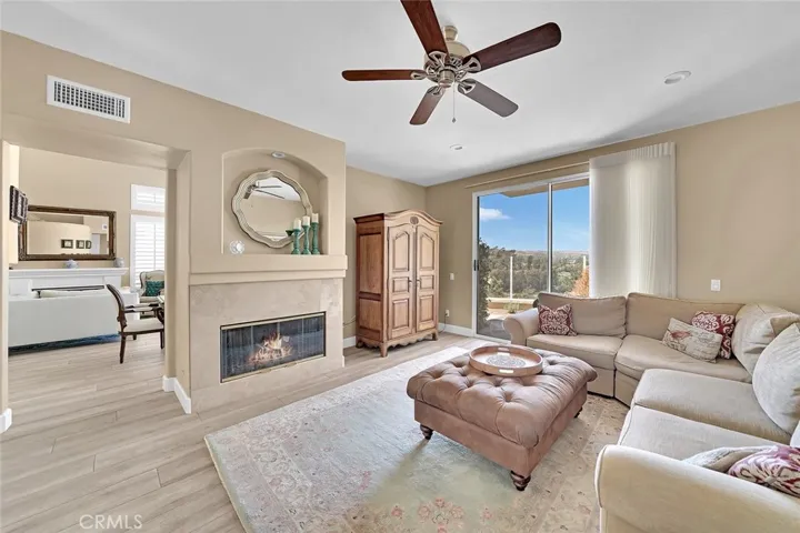 Family room connect to kitchen.