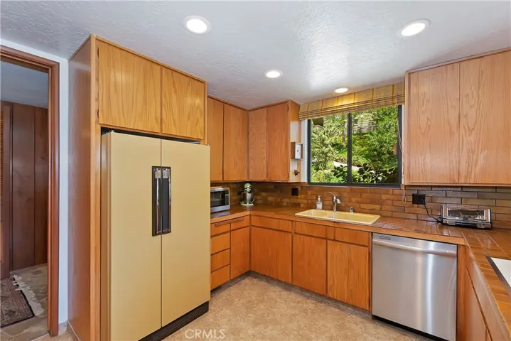 27649 West Shore Rd, Lake Arrowhead, California 92352