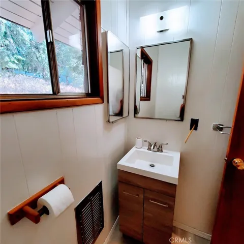 719 Ashlar Drive, Crestline, California 92325