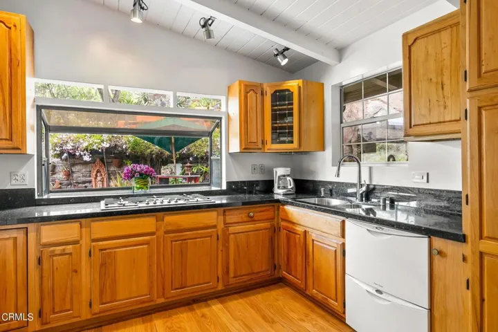 30-web-or-mls-UpmarketMedia_8242CC (10)