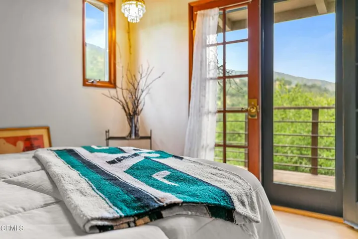 36-web-or-mls-Upmarketmedia_8242Cam-2
