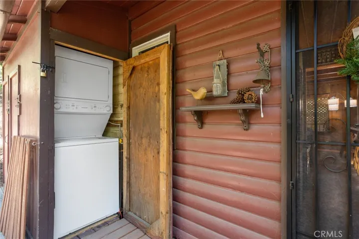 Washer/dryer included