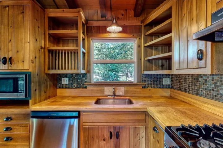276 Chipmunk Drive, Twin Peaks, California 92391