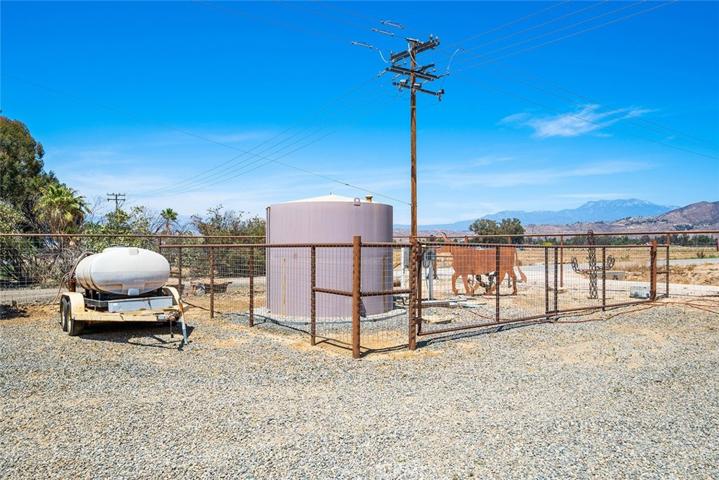 Well with storage tank