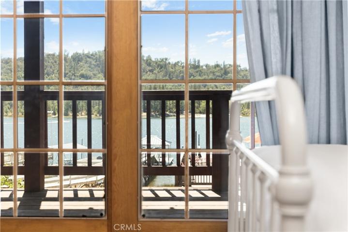 Direct Lakefront View Second Floor Bedroom, sleeps 5