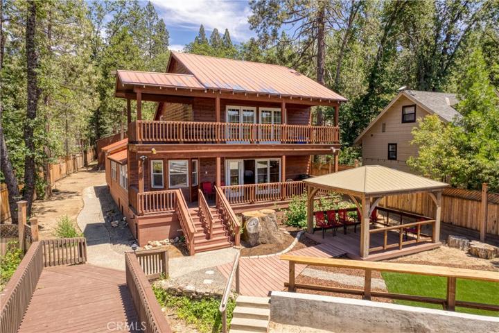 Lakefront yard with private direct lake