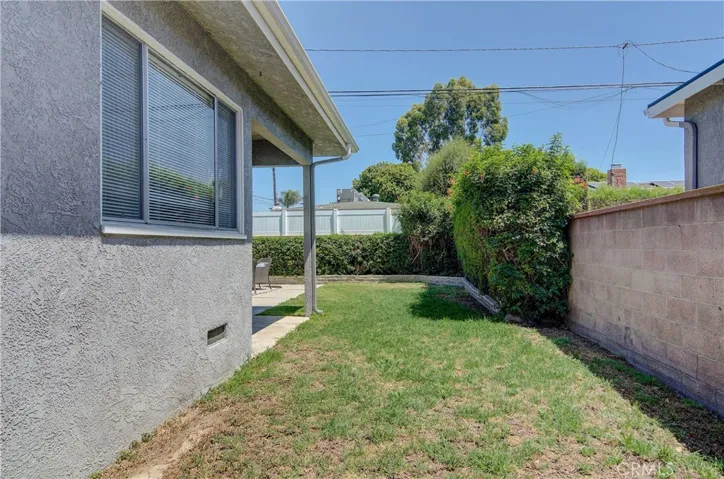Large side yard too....a great garden spot!