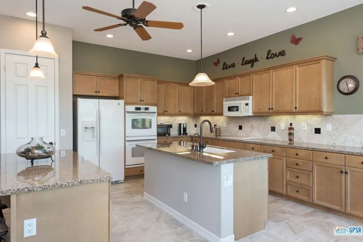 Great Chef's Kitchen w/Pantry