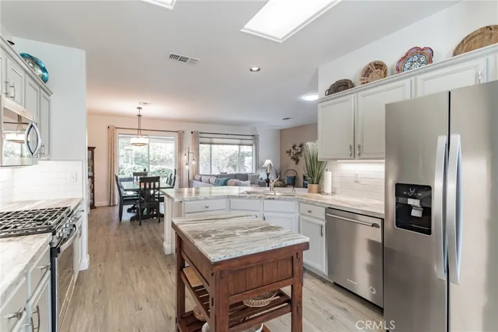 ISLAND INCLUDED. OPEN FLOOR PLAN! ENTERTAIN GUESTS WHILE COOKING IN YOUR CHEFS KITCHEN
