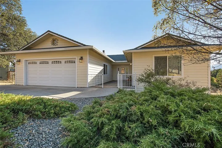 Welcome to 18785 Oak Grove!