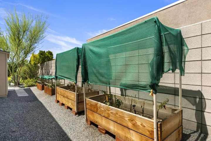054_Raised Planters