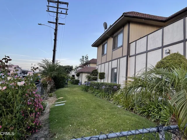 Back to front picture of side yard