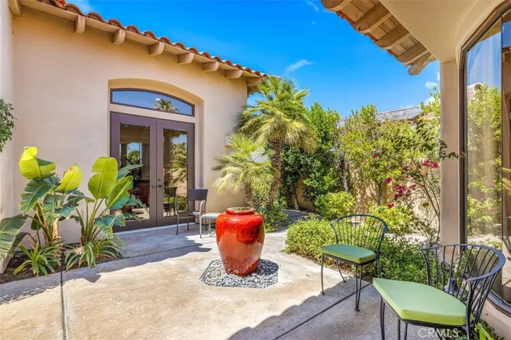 CASITA ON THE RIGHT HANDSIDE