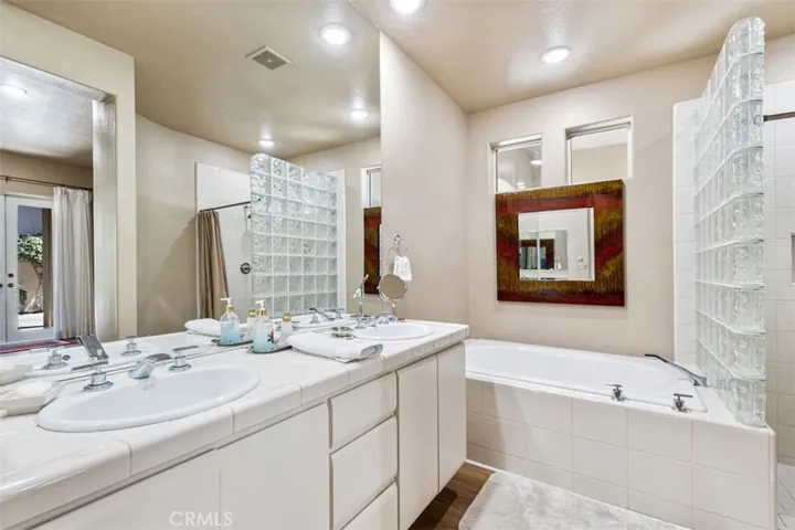 CASITA BATHROOM/DOUBLE SIN