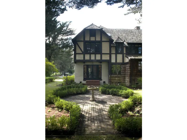 812 Irwin Drive, Hillsborough, California 94010