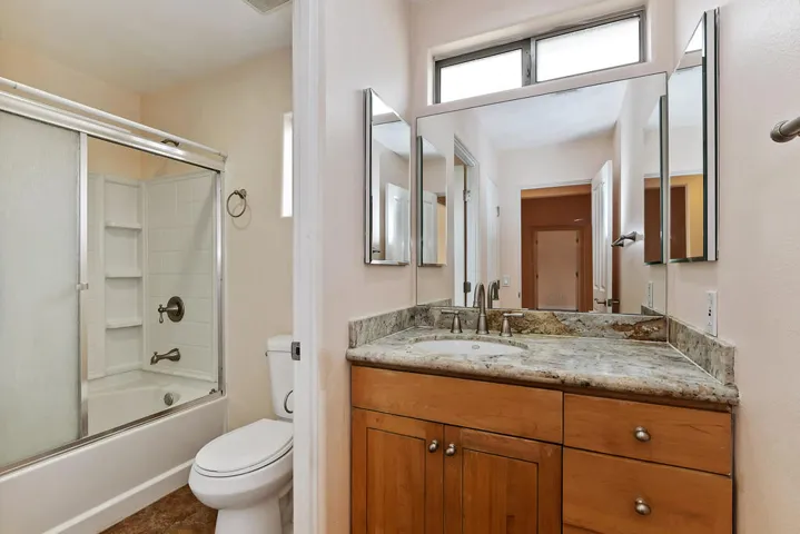 026_Bathroom (2)
