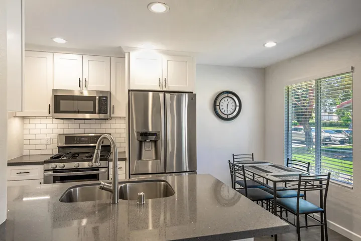 48207 Garbo Drive-19