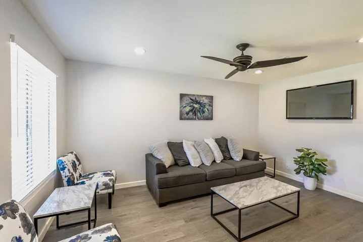 48207 Garbo Drive-15