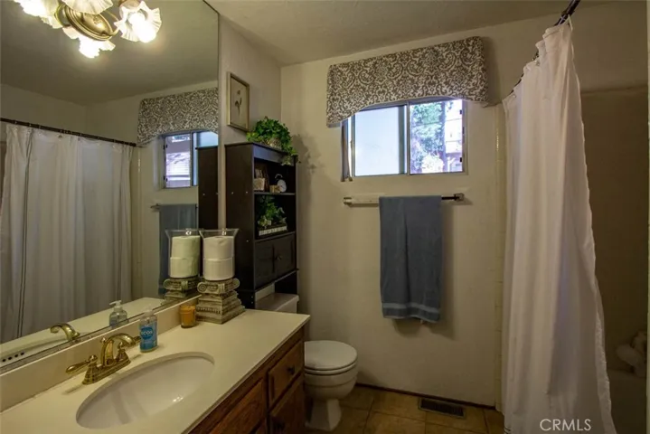 upstairs master bath ensuite