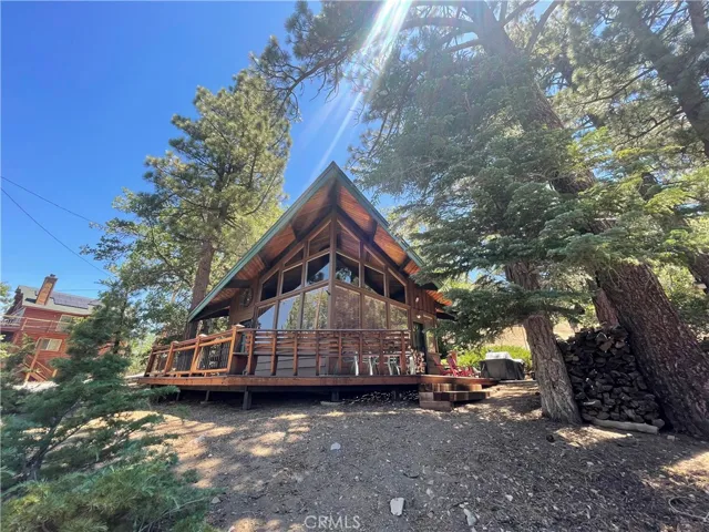 Nestled in the pines, oaks, and firs is this great Moonridge cabin with many windows to enjoy the treed views!