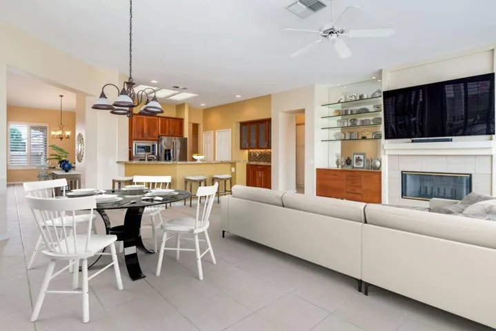 Eat-in Kitchen