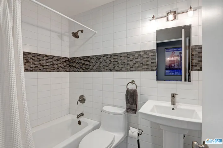 207 N Saturmino Drive, Palm Springs, California 92262