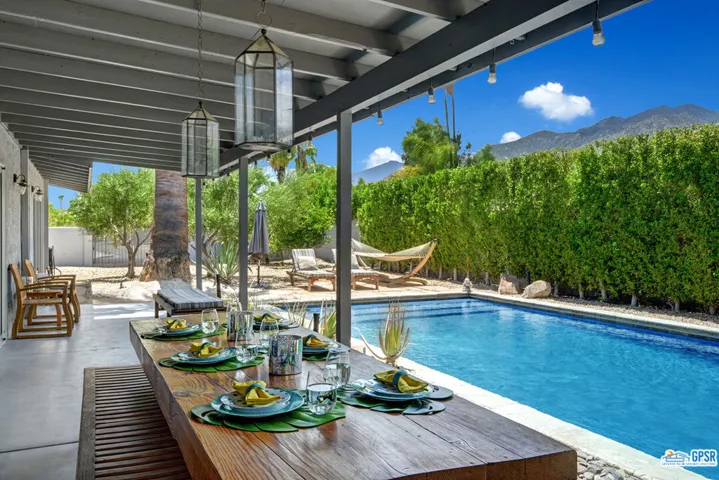 207 N Saturmino Drive, Palm Springs, California 92262
