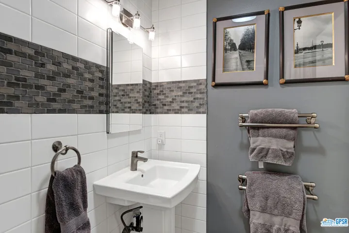 207 N Saturmino Drive, Palm Springs, California 92262