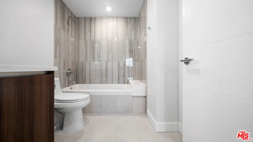 5153 Maplewood Avenue 401, Los Angeles, California 90004