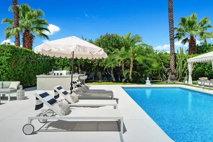 CHAISES TO POOL AND KITCHEN MLS