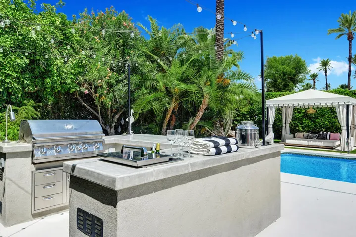 OUTDOOR KITCHEN MLS