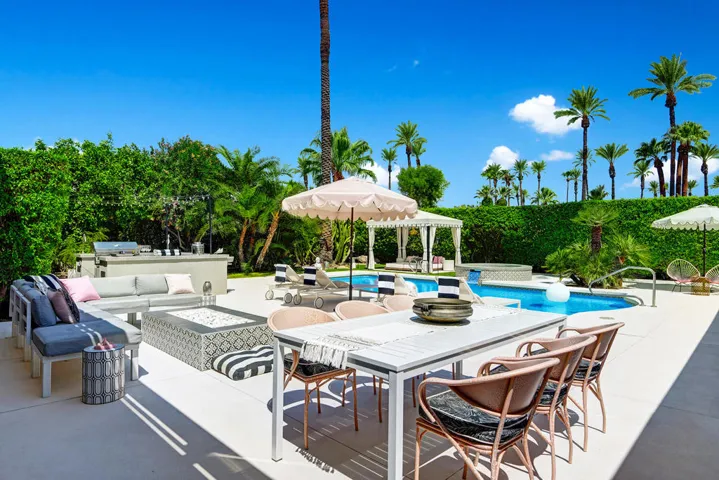 OUTDOOR DINING TO FIREPIT MLS