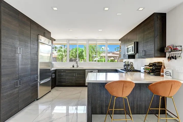 KITCHEN STRAIGHT ON MLS